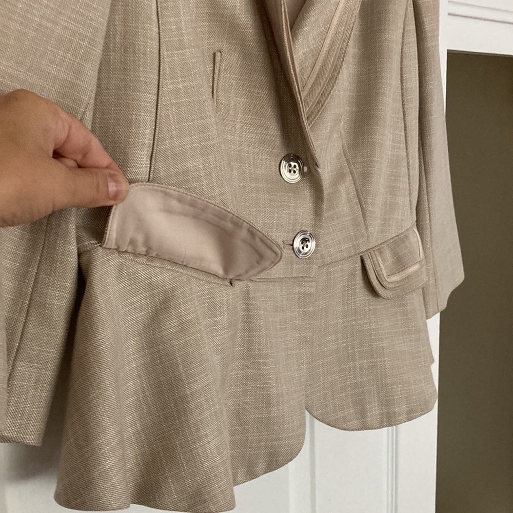 Perfect Condition Flattering Lightweight Beige Bl… - image 6